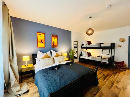 a bedroom with a bed and two bunk beds at AyCatcherHomes - Top Lage I 4 Personen I Zentral I Altstadt Marburg I Nähe Fluss Lahn I Boutique Apartment PERA in Marburg an der Lahn