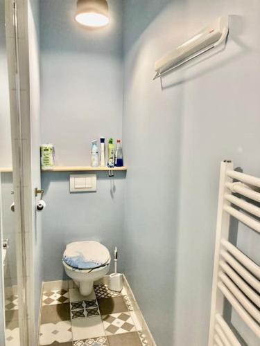 une salle de bain avec des toilettes blanches dans une chambre dans l'établissement Maison pêcheur centre Saint Gilles Croix de Vie avec ménage et draps inclus, à Saint-Gilles-Croix-de-Vie