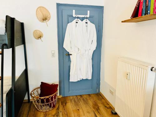 a white robe hanging on a door in a room at AyCatcherHomes - Top Lage I 4 Personen I Zentral I Altstadt Marburg I Nähe Fluss Lahn I Boutique Apartment PERA in Marburg an der Lahn