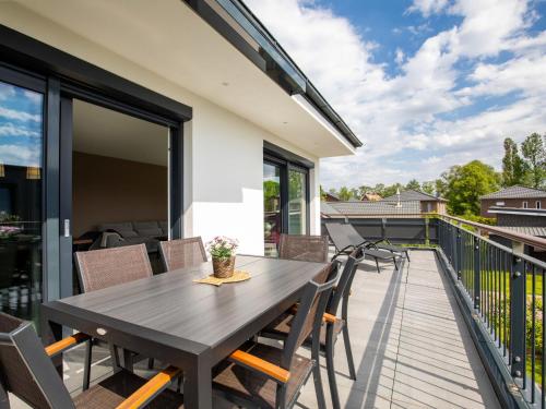 Balkoni atau teres di Apartment Fischer sien Huus-3 by Interhome