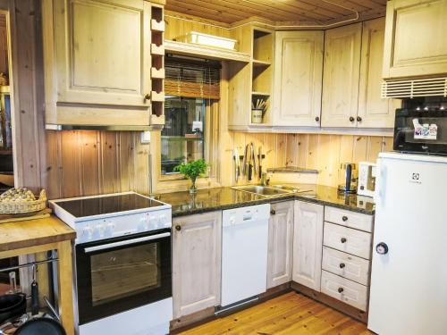 Kuchyň nebo kuchyňský kout v ubytování Holiday Home Skafjellstoga by Interhome