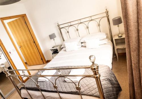 1 dormitorio con 1 cama grande con sábanas blancas en Lovely Holiday Home In The East Neuk Of Fife, en Anstruther