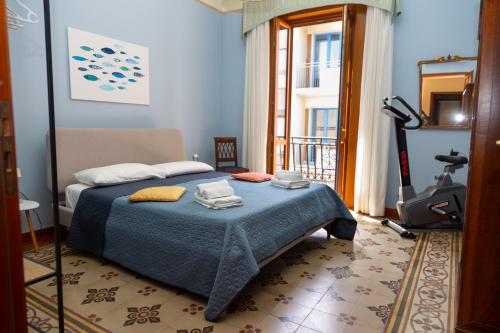 ein Schlafzimmer mit einem Bett und einem Laufband in der Unterkunft VESPRI 15 apartments in Trapani