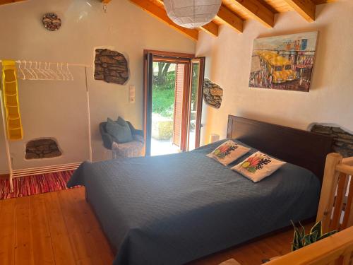 a bedroom with a blue bed in a room at Cozy Hide Away Frantato in Akamatra