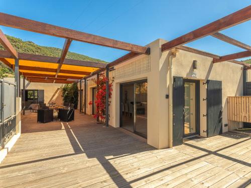une terrasse en bois avec un auvent sur une maison dans l'établissement Holiday Home Maison Flocy by Interhome, au Lavandou