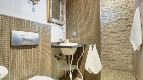 Bilik mandi di Relax in Style Boutique Villa