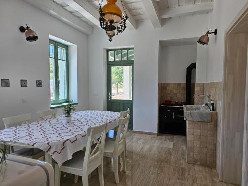 a kitchen and dining room with a table and chairs at Kövirózsa Porta in Mindszentkálla