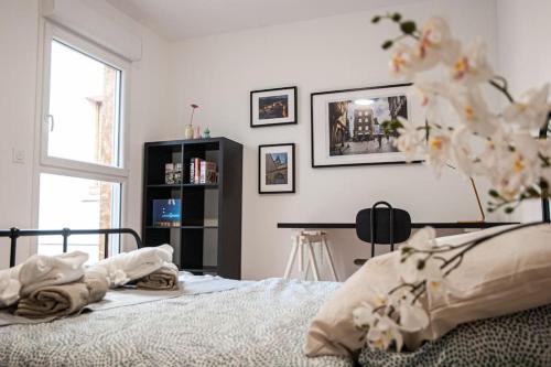 une chambre blanche avec un lit et une fenêtre dans l'établissement Maison de ville moderne en plein cœur de Rouen, à Rouen