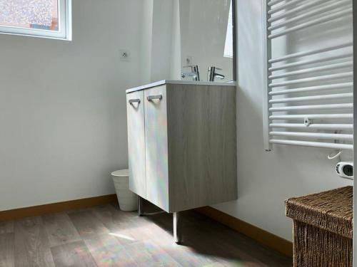 une salle de bain avec un lavabo et des toilettes dans l'établissement Maison de ville moderne en plein cœur de Rouen, à Rouen