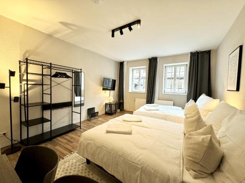 ein Schlafzimmer mit zwei Betten und einem Fernseher in der Unterkunft gina stay - Apartmenthaus im Zentrum von Quedlinburg in Quedlinburg