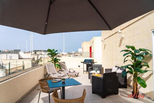 Un balcón o terraza en Mosta Stays by Zzzing
