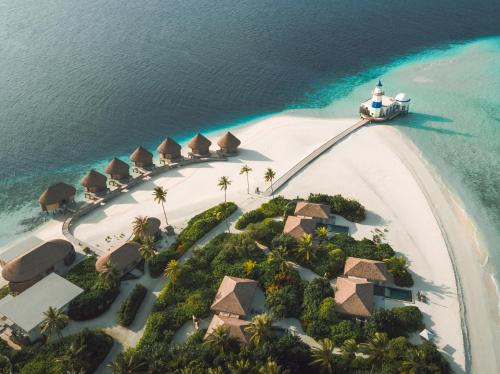 z góry widok na wyspę z latarnią morską w obiekcie Intercontinental Maldives Maamunagau Resort with Club benefits by IHG w mieście Raa Atoll