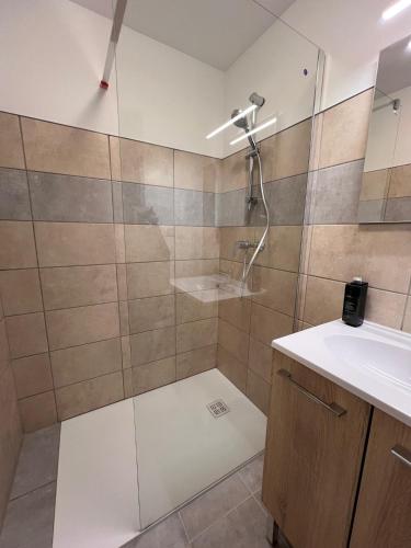 une salle de bain avec douche et lavabo dans l'établissement VVF Méjannes Gard, à Méjannes-le-Clap