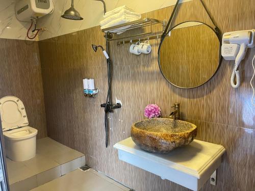 a bathroom with a bowl sink and a shower at Sapa Bamboo Eco in Sa Pa