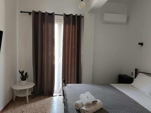 a bedroom with a bed with towels on it at Διαμέρισμα 1 ΣΤΗΝ ΑΓΙΑ ΜΑΡΙΝΑ in Agia Marina Aegina