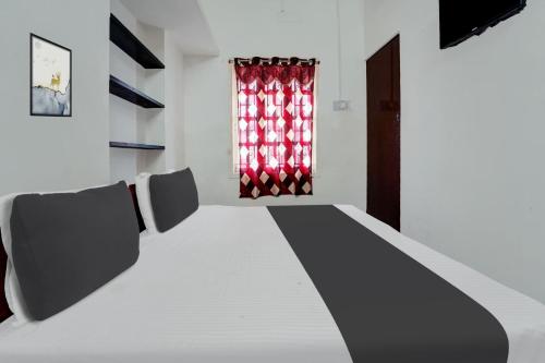 Pokój z łóżkiem i oknem w obiekcie OYO Gala Vista w mieście Selam