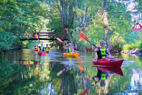 a group of people kayaking down a river at Bauergården in Gränna