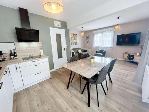 une cuisine et une salle à manger avec une table et des chaises dans l'établissement Bel appartement rénové au cœur de Jullouville, 100m de la plage, 1 chambre, 4 couchages, parking privé - FR-1-361-72, à Jullouville