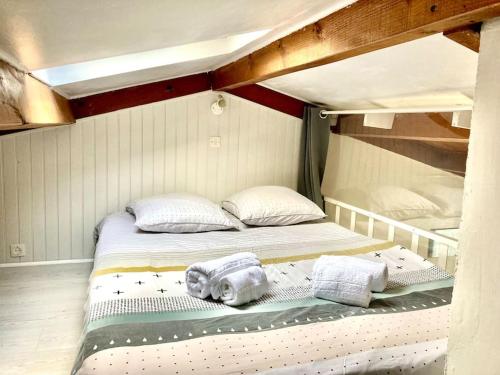 Ce lit se trouve dans un dortoir doté de 2 lits superposés. dans l'établissement Maison calme proche mer avec piscine, à Bretignolles-sur-Mer