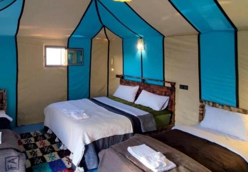 Opulent Sahara Camp房間的床