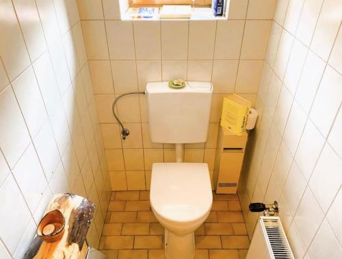 mała łazienka z toaletą i klawiaturą w obiekcie Urlaubstraum-gesamte Unterkunft w mieście Altglandorf