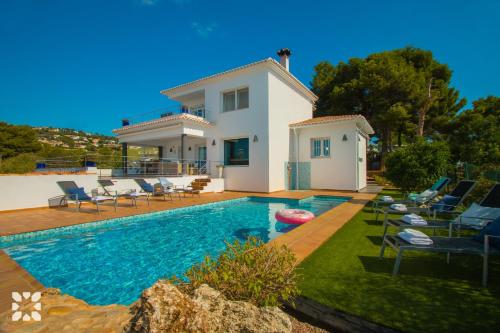 een villa met een zwembad voor een huis bij Villa Bernia by Abahana Villas in Benissa