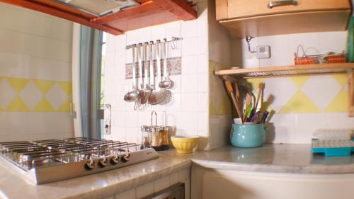 a kitchen counter with a stove top in a kitchen at PORTICI - Casa con Posto Auto Gratuito e Wi-Fi a 2 passi dalla Circumvesuviana e a 10 minuti dal mare in Portici