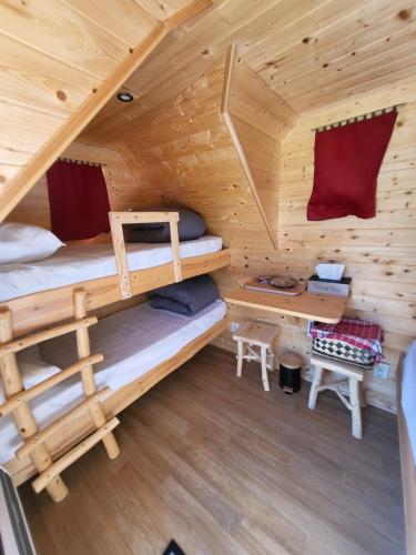 Cette cabine comprend 2 lits superposés et un bureau. dans l'établissement Les cabanes du veau, à Daumeray