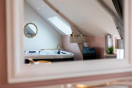 Galeriebild der Unterkunft Le Cocon chambre avec Jacuzzi privatif Normandie in Couvains