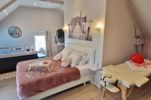 Ein Bett oder Betten in einem Zimmer der Unterkunft Le Cocon chambre avec Jacuzzi privatif Normandie