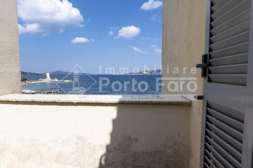 una ventana de un edificio con vistas al océano en 14 PINETA - Porto Faro una terrazza sul mare, en Palau