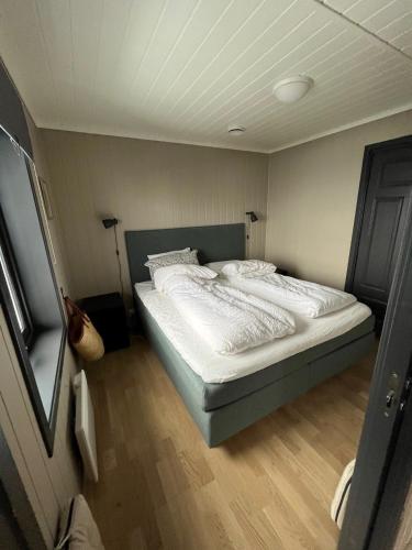 a bedroom with a bed in a room at Voss Resort self-service apartments in Skulestadmo