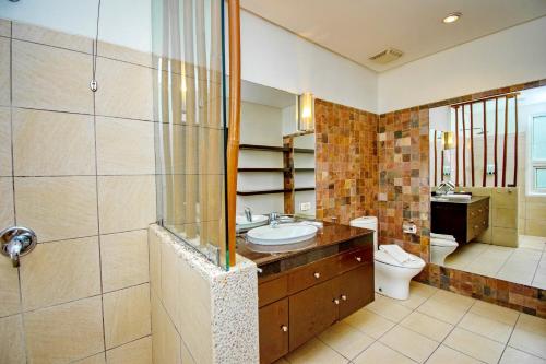La salle de bains est pourvue d'un lavabo et de toilettes. dans l'établissement 7Stones Boracay, à Boracay