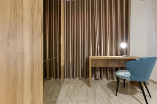 a room with a desk and a blue chair at Lavish 3bed In Fair Water Homes Swieqi By Homely in Is-Swieqi