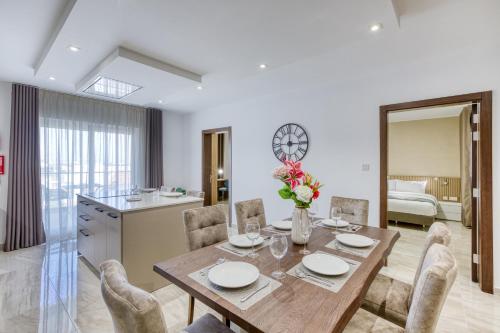 a kitchen and dining room with a table and chairs at Lavish 3bed In Fair Water Homes Swieqi By Homely in Is-Swieqi