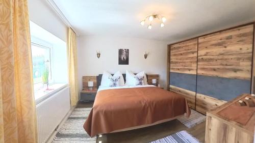 una camera da letto con un letto grande e una finestra di Ferienhaus Strassgartl a Pinsdorf