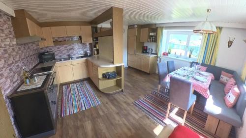 vista aerea su una cucina e una sala da pranzo di Ferienhaus Strassgartl a Pinsdorf