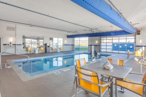 Bazén v ubytování GLō Best Western Dawley Farms In Sioux Falls nebo v jeho okolí
