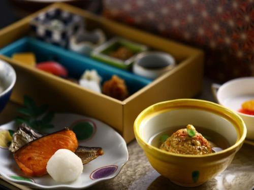 Makanan di atau berdekatan hotel