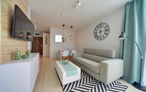 TV a/nebo společenská místnost v ubytování Eleganckie Apartamenty Sun Seasons 24 Blisko Plaży z Parkingiem by Noclegi Renters