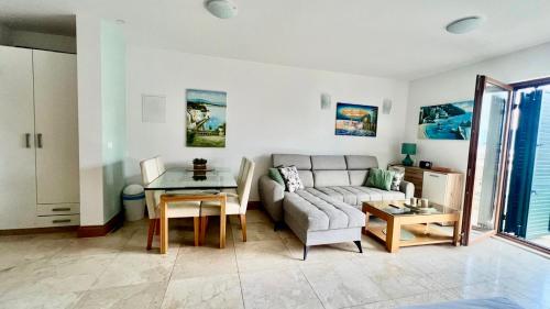 un salon avec un canapé et une table dans l'établissement Mint Apartment willa Salena, à Slatine