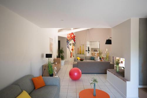 una sala de estar con 2 sofás y una sala de estar con en La maison de Brigitte, en LʼIsle-sur-la-Sorgue
