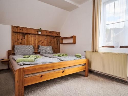 um quarto com uma cama de madeira num quarto em Apartment Alice III- by Interhome em Harrachov