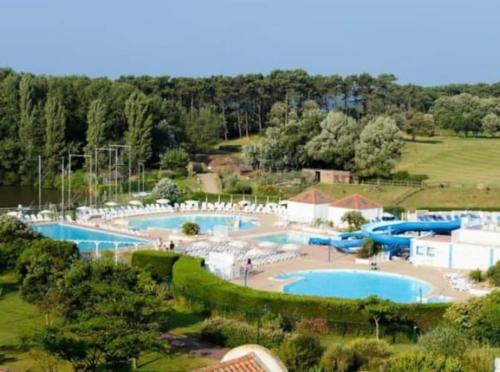 une vue aérienne d'une piscine dans un complexe hôtelier dans l'établissement Appartement vue piscine et golf, à Talmont-Saint-Hilaire