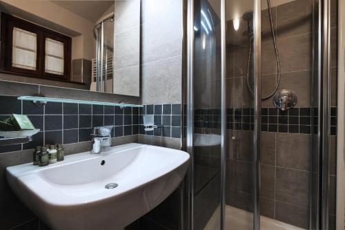 a bathroom with a sink and a shower at Lodge Golf Villa d'Este in Montorfano