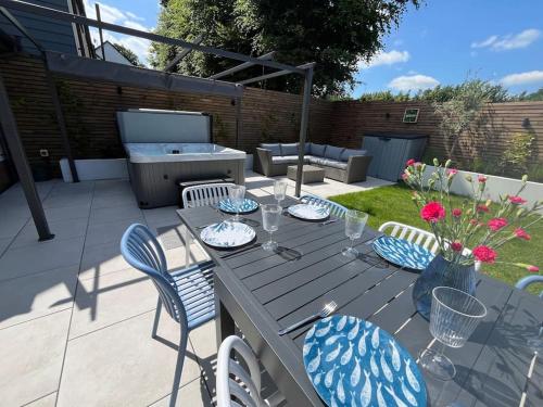 Ruang duduk di Coastal 5-Bedroom House in Devon with a Hot Tub