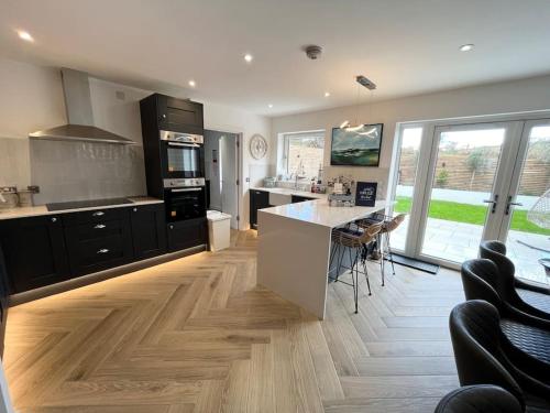 Dapur atau dapur kecil di Coastal 5-Bedroom House in Devon with a Hot Tub