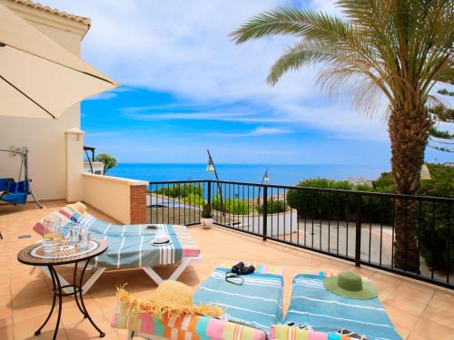 ein Balkon mit Blick auf das Meer in der Unterkunft Apartment Belle Vue by Interhome in Almuñécar