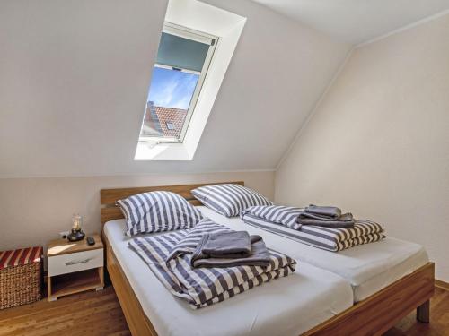 Katil atau katil-katil dalam bilik di Holiday Home MeerZeit II by Interhome