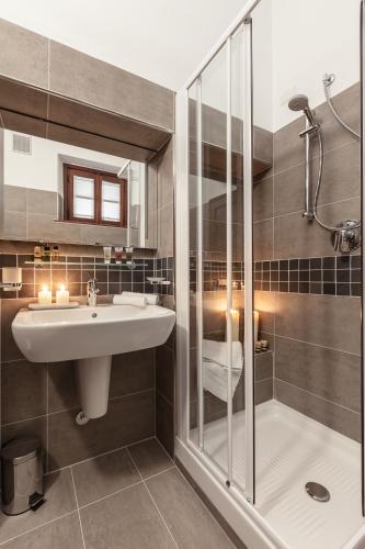 a bathroom with a sink and a shower at Lodge Golf Villa d'Este in Montorfano